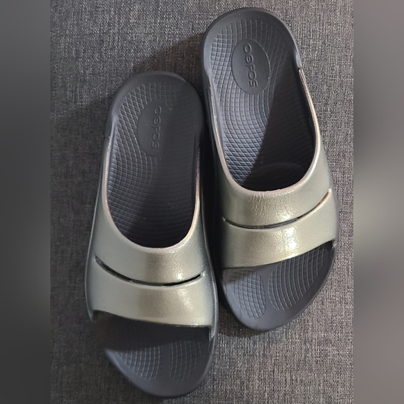 OOFOS Metallic OOFOS OOAHH LUXE LATTE - 1101LAT Gray Slide Sandals - Picture 2 of 16